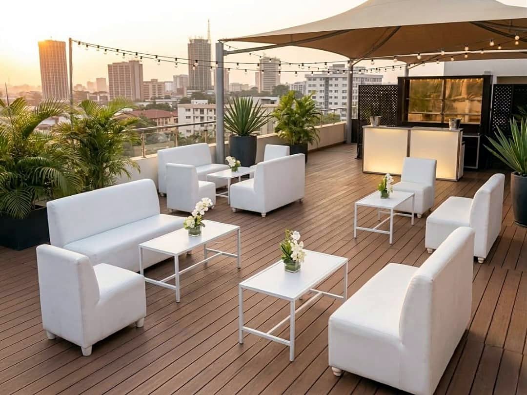 Salon de fauteuils de bar blancs Chira Events installé sur un rooftop